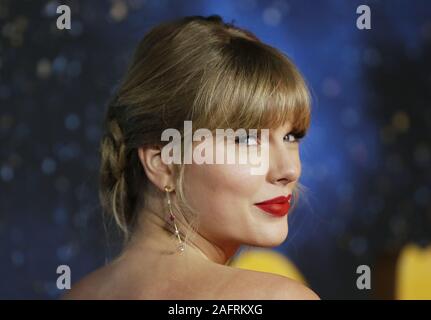 New York, États-Unis. Dec 16, 2019. Taylor Swift arrive sur le tapis rouge lors de la première mondiale de 'Cats' à l'Alice Tully Hall, Lincoln Center le lundi 16 décembre 2019 à New York. Photo de John Angelillo/UPI UPI : Crédit/Alamy Live News Banque D'Images