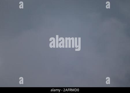 Passage de l'avion dans un sky.Commercial assombri vol d'un avion au-dessus de nuages dans la lumière coucher de soleil spectaculaire. L'image de très haute résolution Banque D'Images