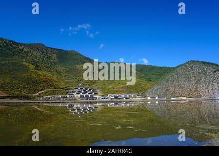 Hôtel près de Napa Hai Nature réserver un lac du plateau du Yunnan Chine Shangri-La Banque D'Images