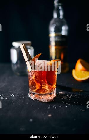 Cocktail sans alcool avec l'écorce d'orange et de la glace. Banque D'Images