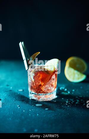 Cocktail sans alcool avec l'écorce d'orange et de la glace. Banque D'Images