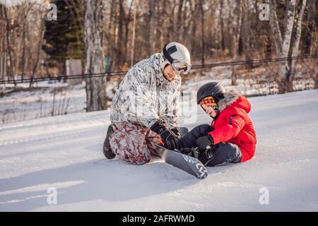 Père Fils enseigne la planche. Activités pour les enfants en hiver. Pour l'hiver. Vie Banque D'Images