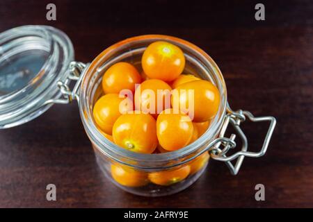 Physalis en coupe du verre sur table en bois Banque D'Images