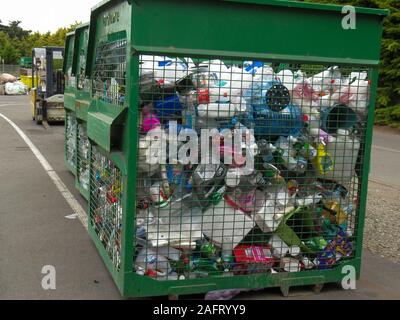 Masterton, Wairarapa / Nouvelle-Zélande - 17 décembre 2019 des bacs en plastique et autres déchets triés à l'usine de recyclage local Banque D'Images