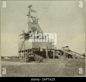 . Annexe aux Journaux du Sénat et l'Assemblée générale de la ... session de l'Assemblée législative de l'État de Californie. Gravière de Baldwin Park, l'usine d'Union européenne. L'entreprise Rock. Baldwin Park Plante, Union européenne Kock Company. .142 RRPORT MINERAIX D'ÉTAT)GIST. |)lant et (juarry est situé sur l'ouest de slojx* ]Hollywood ihc-laiiis roiin, 2 miles oast ol Hollywood. Ce i)lant a une capacité de 2()()()tonnes per lO-heures par jour. Pour la distribution des produits la roche, de l'OHI le coni-l&155;tout a estahlished{ l : hunkers à Los An & lt;quartier les rôles, chacun de whichhas une capacité d'environ:5()()() de tonnes de matériaux, Banque D'Images