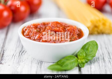 Sauce pour pâtes fraîches faites (tomate goût) sur un arrière-plan vintage (gros plan) Banque D'Images