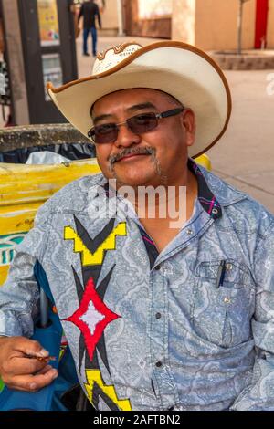 10 AOÛT 2019 - GALLUP NEW MEXICO, USA - Portrait of Native American man au 98e sondage Inter-tribal Indian Ceremonial, Nouveau Mexique Banque D'Images