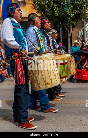 10 AOÛT 2019 - GALLUP au Nouveau-Mexique, Etats-Unis - les Américains autochtones tambours au 98e sondage Inter-tribal Indian Ceremonial, Nouveau Mexique Banque D'Images
