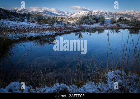 Un printemps frais à Travertine Hot Springs dans le comté de Mono, Californie, un matin d'hiver enneigé. Banque D'Images