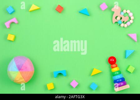 Jouets bébé enfant contexte cadre sur fond vert clair. Haut de la vue, télévision lay, copier du texte pour l'espace Banque D'Images