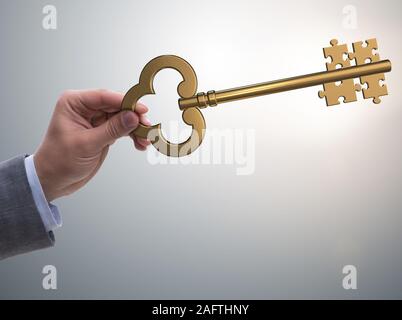 L'homme d'affaires avec les principaux et jigsaw puzzle pieces Banque D'Images