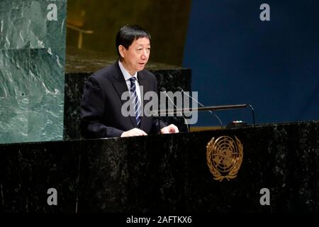 (191217) -- ORGANISATION DES NATIONS UNIES, le 17 décembre 2019 (Xinhua) -- Wu Haitao, représentant permanent adjoint de la Chine à l'Organisation des Nations Unies, s'adresse à la 48e séance plénière de la 74e session de l'Assemblée générale des Nations Unies sur le sujet de "renforcement de la coordination de l'aide humanitaire et des secours de l'Organisation des Nations Unies, y compris l'assistance économique spéciale" au siège des Nations Unies à New York, le 16 décembre 2019. L'envoyé spécial chinois a déclaré lundi que la communauté internationale devrait persister dans la résolution des conflits par le dialogue, la consultation et la négociation politique. (Xinhua/Muzi Li) Banque D'Images
