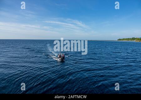 De zodiacs du Ponant L'Austral expedition cruise ship en tenant les passagers : plongée libre au parc marin de Wakatobi, Indonésie Banque D'Images