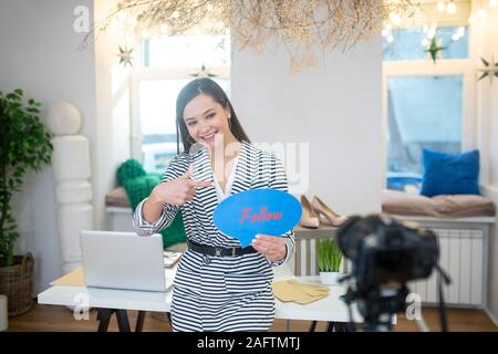 Une femme heureuse, pointant sur l'inscription Banque D'Images