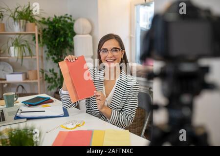 Heureux de parler de femme nice différents échantillons de tissus Banque D'Images