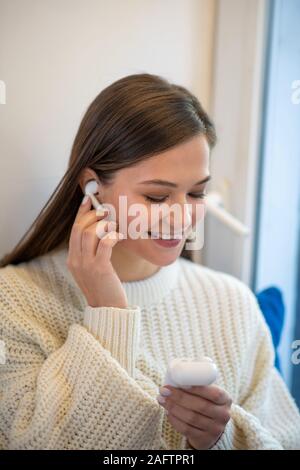 Heureux femme joyeuse à l'écoute de sa musique préférée Banque D'Images