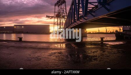 Paysage industriel. Grues et portiques dans le chantier naval de Szczecin. Banque D'Images