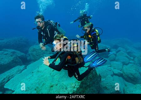 Moniteur de plongée sous-marine avec les enfants, intro plongée sous-marine, l'île de Zakynthos, Grèce Banque D'Images