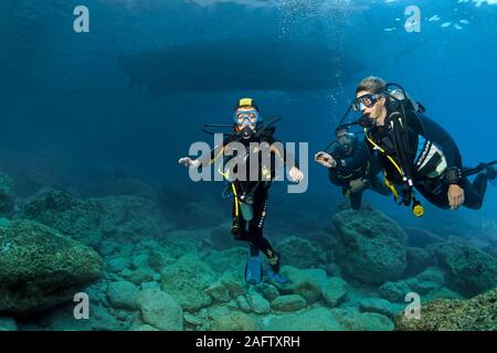 Moniteur de plongée sous-marine avec les enfants, intro plongée sous-marine, l'île de Zakynthos, Grèce Banque D'Images