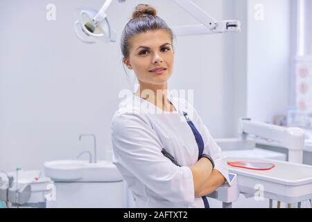 Portrait de jeune femme médecin dentiste sourire confiant, femme with arms crossed Banque D'Images