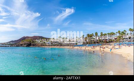 Lanzarote, Espagne - 8 octobre, 2019 : Paysage avec de l'eau de l'océan turquoise sur Flamingo Beach, Lanzarote, îles Canaries, Espagne Banque D'Images