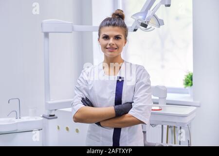 Portrait de jeune femme médecin dentiste sourire confiant, femme with arms crossed Banque D'Images