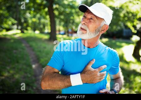 Homme plus âgé crise cardiaque après l'exécution de plein air d'entraînement Banque D'Images