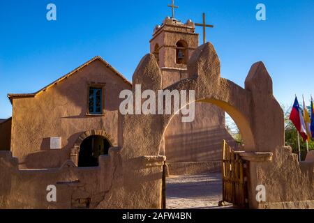 Entrée d'une église en brique de boue dans la haute altitude ville de San Pedro de Atacama, dans le désert d'Atacama au nord du Chili Banque D'Images