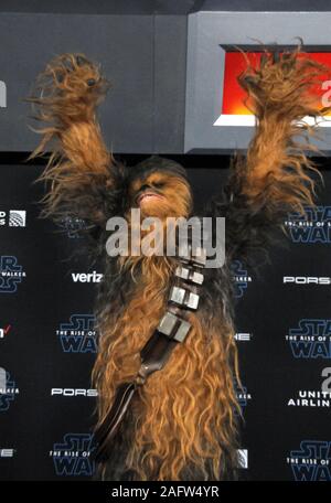 Hollywood, Californie, USA 16 décembre 2019 Chewbacca assiste à Lucasfilm's première mondiale de 'Star Wars : La montée de Skywalker' le 16 décembre 2019 à Hollywood, Californie, USA. Photo de Barry King/Alamy Live News Banque D'Images