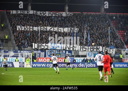 Protestation du ventilateur, bannière, bannière et Hasan ISMAIK (investisseur) dans le bloc ventilateur Sechzger, 3e ligue de football, 19e journée, le FC Ingolstadt 04 - TSV Munich 1860 2-2, le 16 décembre 2019. Sportpark AUDI Ingolstadt. DFL RÈGLEMENT INTERDIT TOUTE UTILISATION DES PHOTOGRAPHIES COMME DES SÉQUENCES D'IMAGES ET/OU QUASI-vidéo. Dans le monde d'utilisation | Banque D'Images