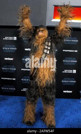 Hollywood, Californie, USA 16 décembre 2019 Chewbacca assiste à Lucasfilm's première mondiale de 'Star Wars : La montée de Skywalker' le 16 décembre 2019 à Hollywood, Californie, USA. Photo de Barry King/Alamy Live News Banque D'Images