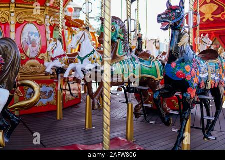 Carrousel pour les enfants avec des chevaux dans le parc attractions Banque D'Images