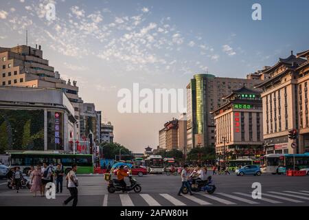 Xian, Chine - Août 2019 : carrefour très fréquenté dans la ville de Xian en été, dans la province du Shaanxi Banque D'Images