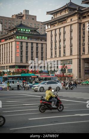 Xian, Chine - Août 2019 : et voies de passage piétons dans une rue animée de la ville de Xian en été, dans la province du Shaanxi Banque D'Images