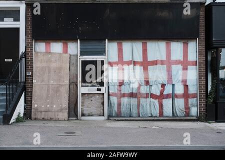 Drapeaux anglais abandonné couvrant devanture, Margate, Angleterre Banque D'Images