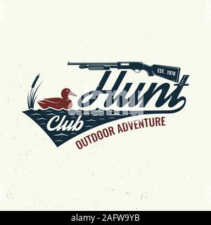 Club de chasse d'un insigne. Vector illustration. Concept pour chemise ou l'étiquette, d'impression, de timbre, d'un insigne, tee. Design typographie vintage avec du canard sur l'eau une silhouette. Emblème de hunt club aventure de plein air Illustration de Vecteur