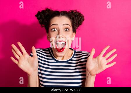 La photo en gros plan de cheerful cute nice charmante amie fascinante choqué avec de nouvelles informations reçues plus isolées de couleur fuchsia vif Banque D'Images