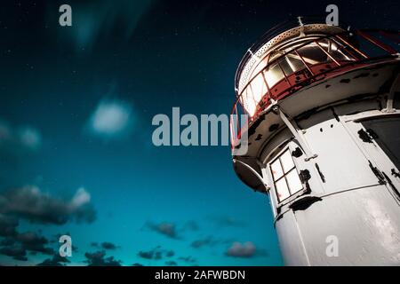 Leuchtturm sous ciel nuageux ciel nocturne, Nebel, Schleswig Holstein, Allemagne Banque D'Images