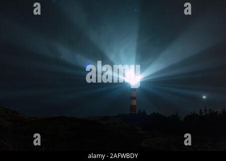 Balises de lumière éclairant de phare sous ciel étoilé, Wittduen, Allemagne Banque D'Images