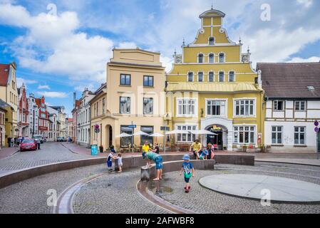 Fontaine dans le centre historique de la ville hanséatique de Wismar, Mecklenburg-Vorpommern, Allemagne Banque D'Images