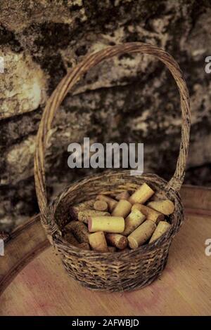 Wine corks dans panier rustique sur fût Banque D'Images