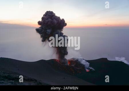 Panache de cendres et de lave, l'Etna, Stromboli, en Sicile, Italie Banque D'Images