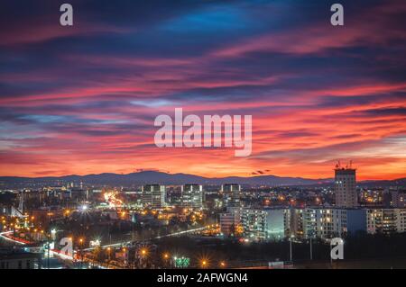 Spectaculaire coucher de soleil sur la ville Cracovie - Pologne 8 Décembre 2019 Banque D'Images