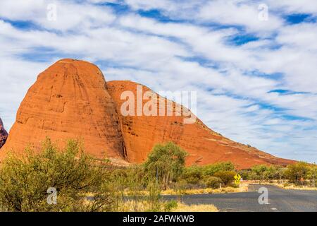 Les formations de nuages unique sur les Olgas, connu sous le nom de Kata Tjuta dans l'arrière-pays australien Banque D'Images