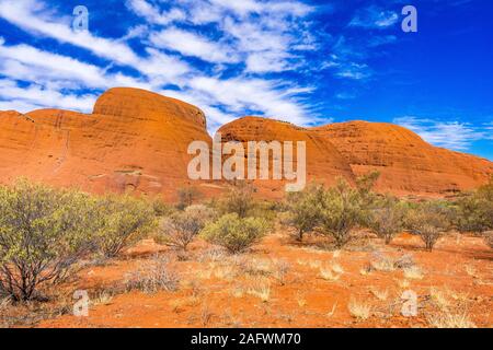 Les formations de nuages unique sur les Olgas, connu sous le nom de Kata Tjuta dans l'arrière-pays australien Banque D'Images