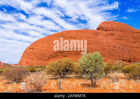 Les formations de nuages unique sur les Olgas, connu sous le nom de Kata Tjuta dans l'arrière-pays australien Banque D'Images