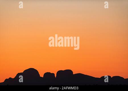 Silhouette Sunset panorama des Olgas (Kata-Tjuta) dans le centre rouge de l'Australie centrale. Banque D'Images