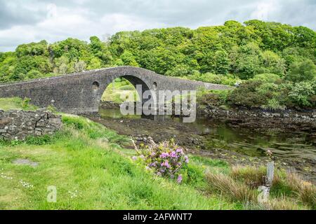 Le pittoresque, le rorqual à bosse ou atlantique Clachan Pont de pierre sur le Clachan Sound sur la côte ouest de l'Ecosse Banque D'Images