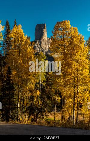 Le 7 octobre, RIDGWAY, Colorado, USA - Courthouse Peak Mountain à l'extérieur montre Colorado Ridgway Cimarron Montagnes en automne couleurs aspen Banque D'Images