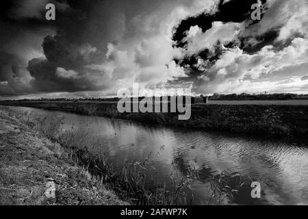 Tempête sur la rivière Nene, ville de Ramsey, Fenland, Cambridgeshire, Angleterre, Royaume-Uni ; Banque D'Images